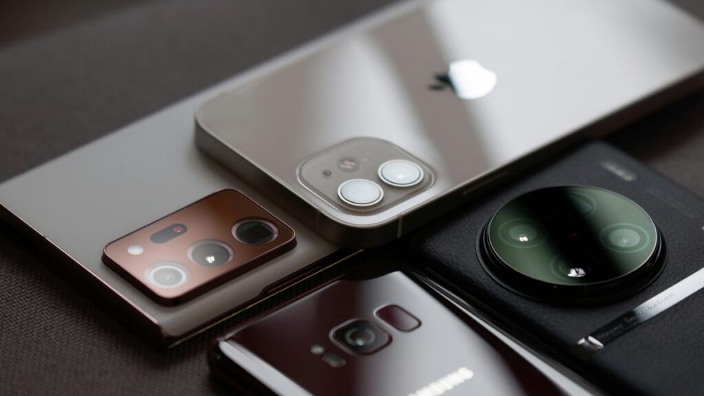 a group of cell phones sitting on top of a table